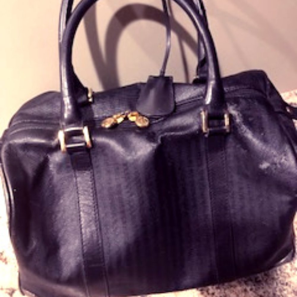 Authentic  Black Fendi Handbag With Zip Closure!